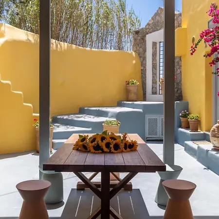 Oias Local Cave * אויה